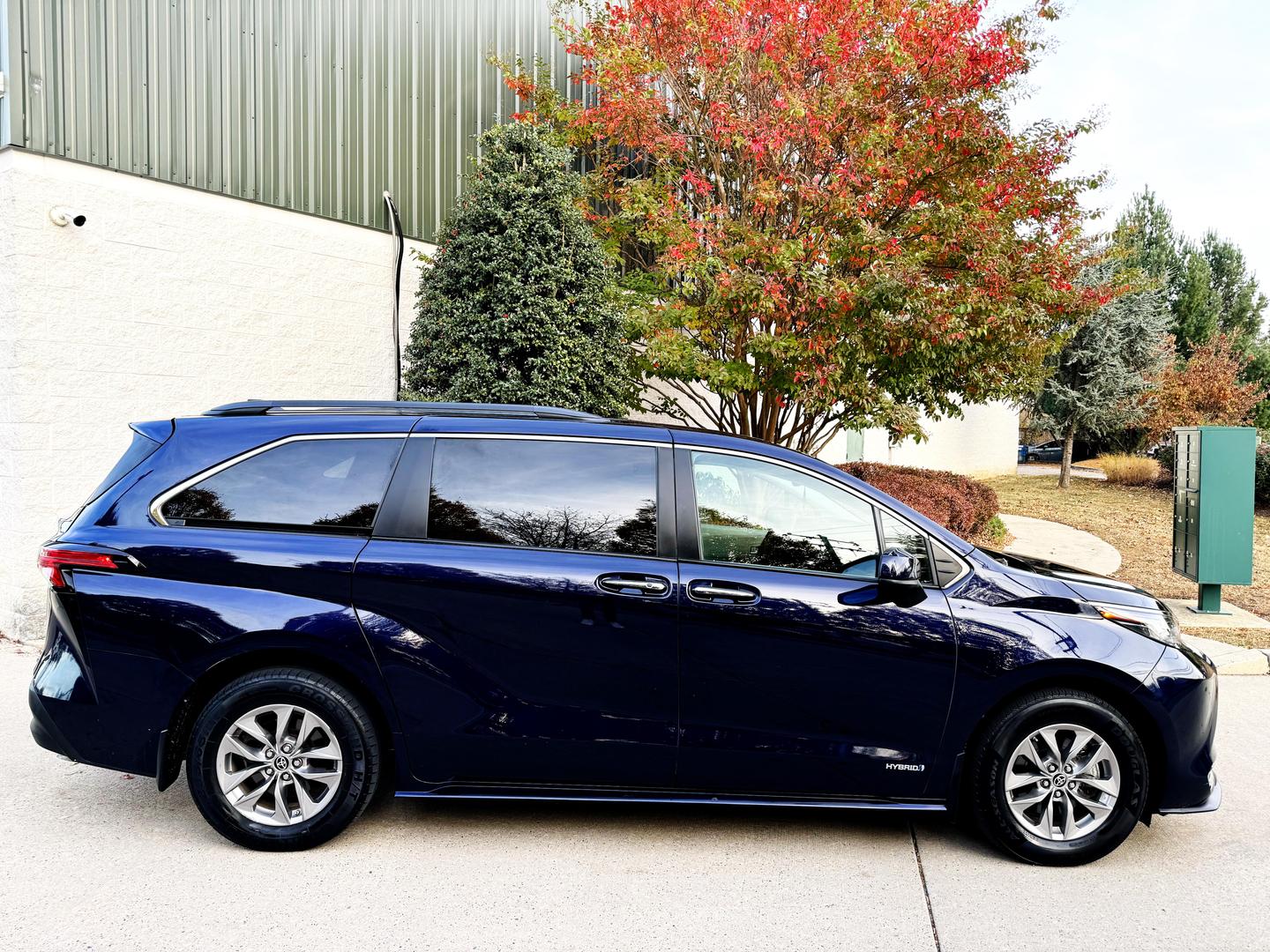 2021 Toyota Sienna XLE photo 2