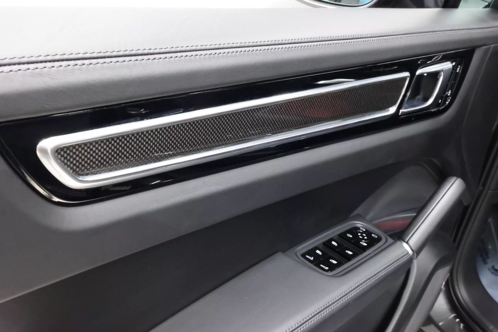 2020 Porsche Cayenne - Image 12