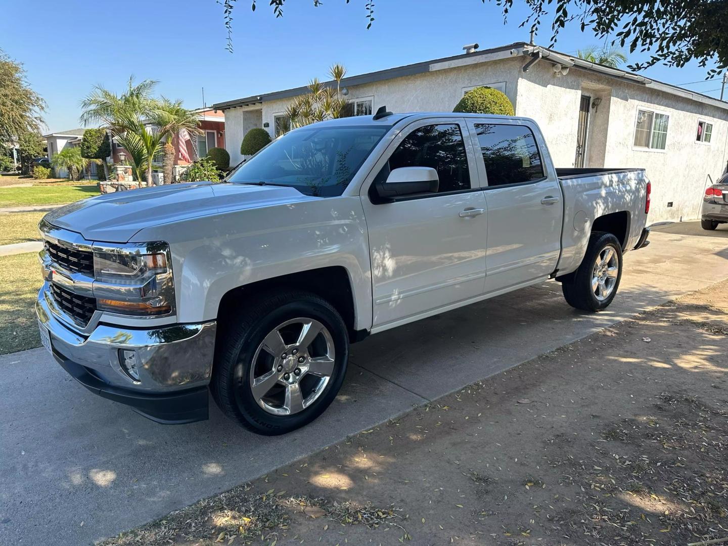 2017 Chevrolet Silverado 1500 LT photo 2