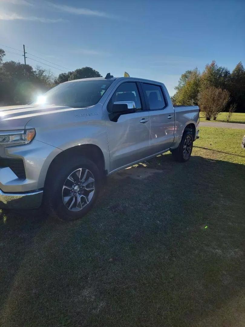 2022 Chevrolet Silverado 1500 LT photo 2