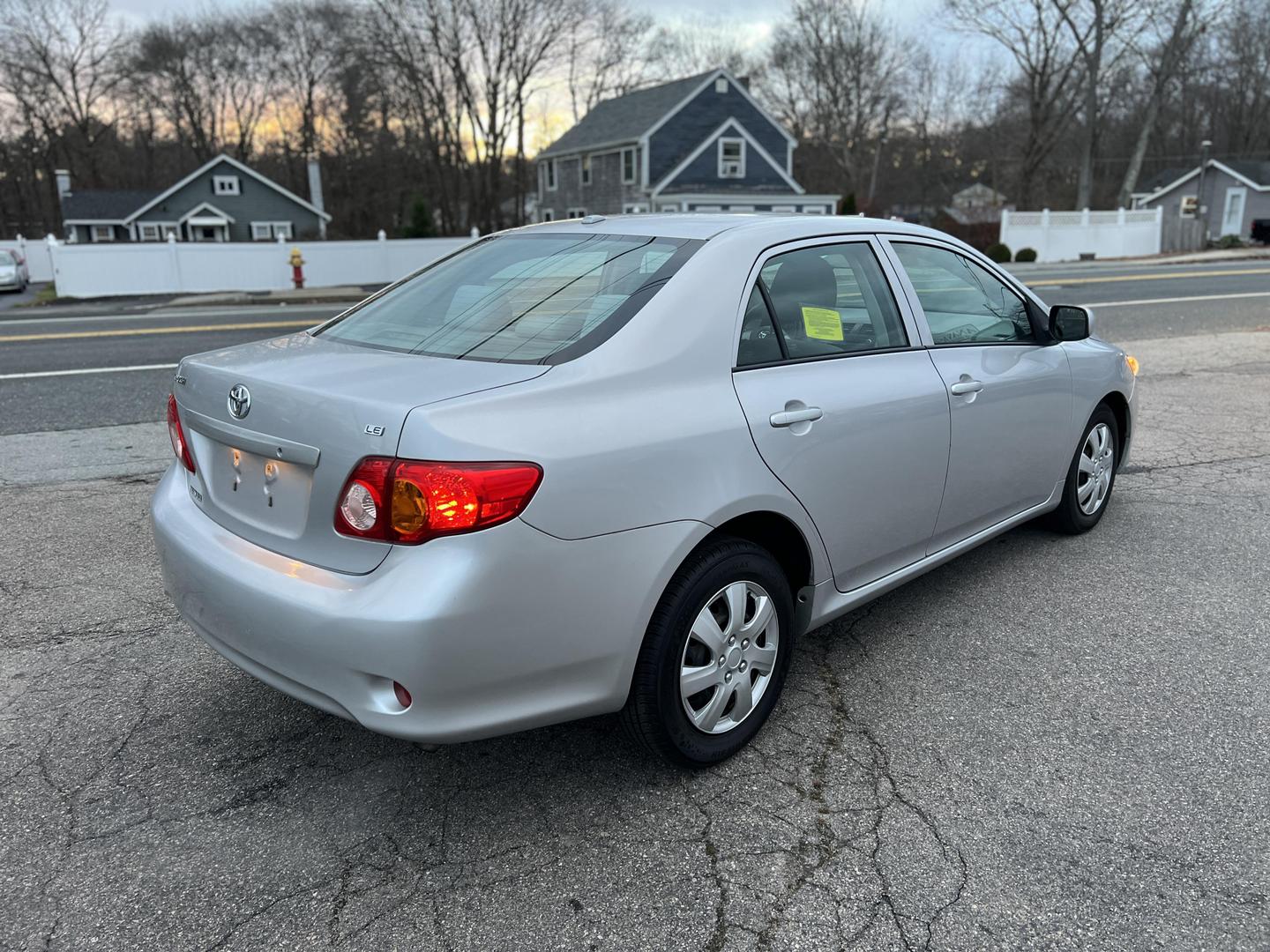 2010 Toyota Corolla LE photo 5