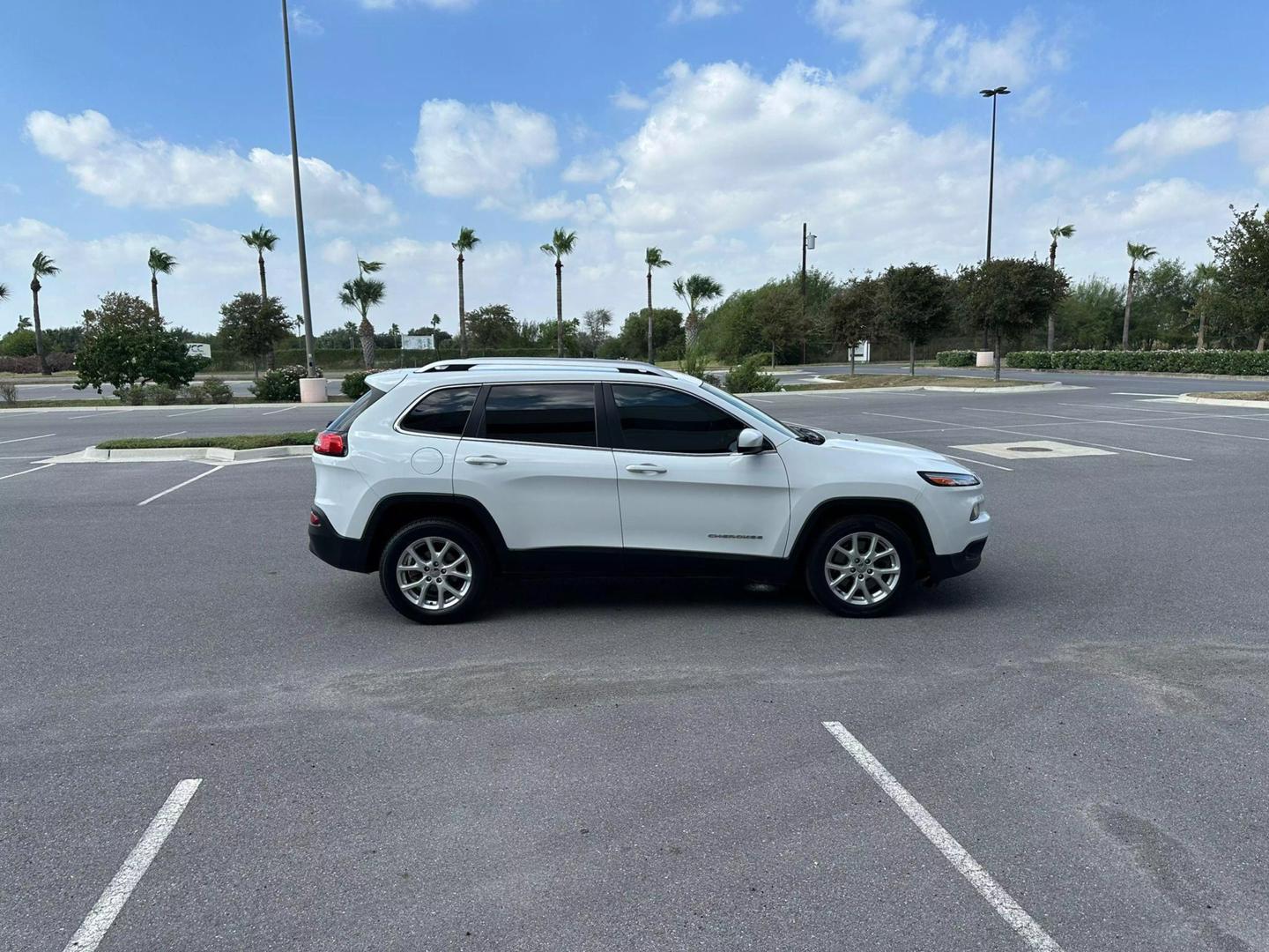 2017 Jeep Cherokee Latitude photo 2