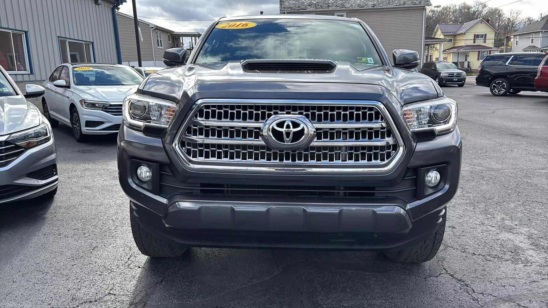 2016 Toyota Tacoma TRD Sport photo 2