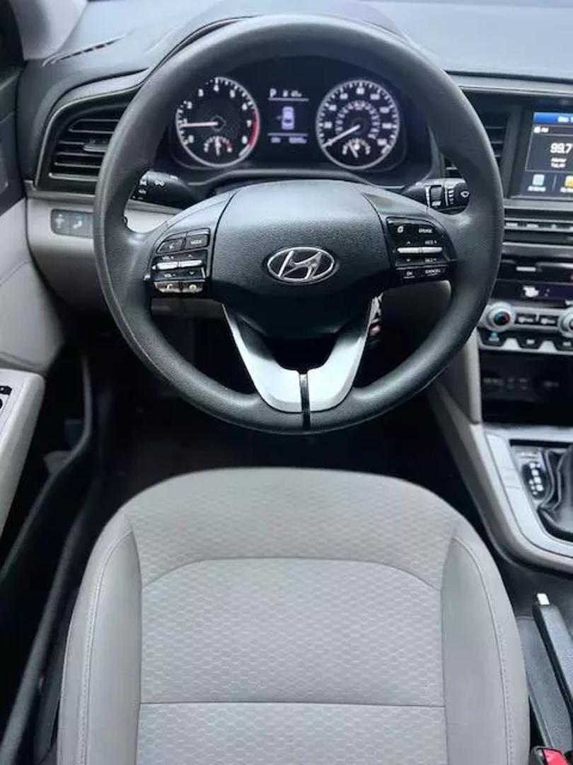 2020 Hyundai Elantra SEL photo 5