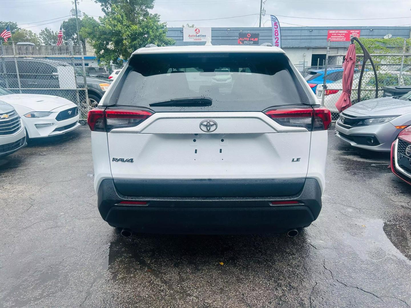 2020 Toyota RAV4 LE photo 6