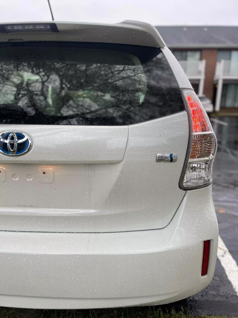 2012 Toyota Prius v Three photo 32