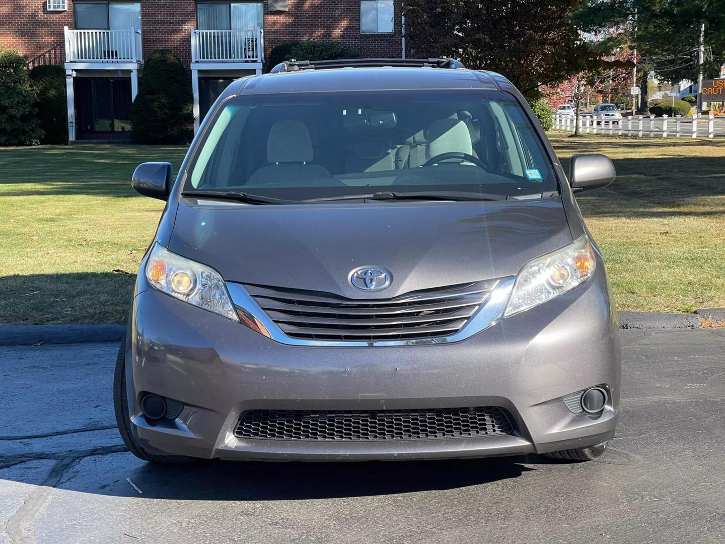 2015 Toyota Sienna LE photo 2