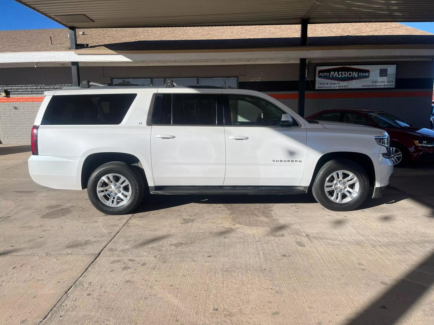 2017 Chevrolet Suburban LT photo 6