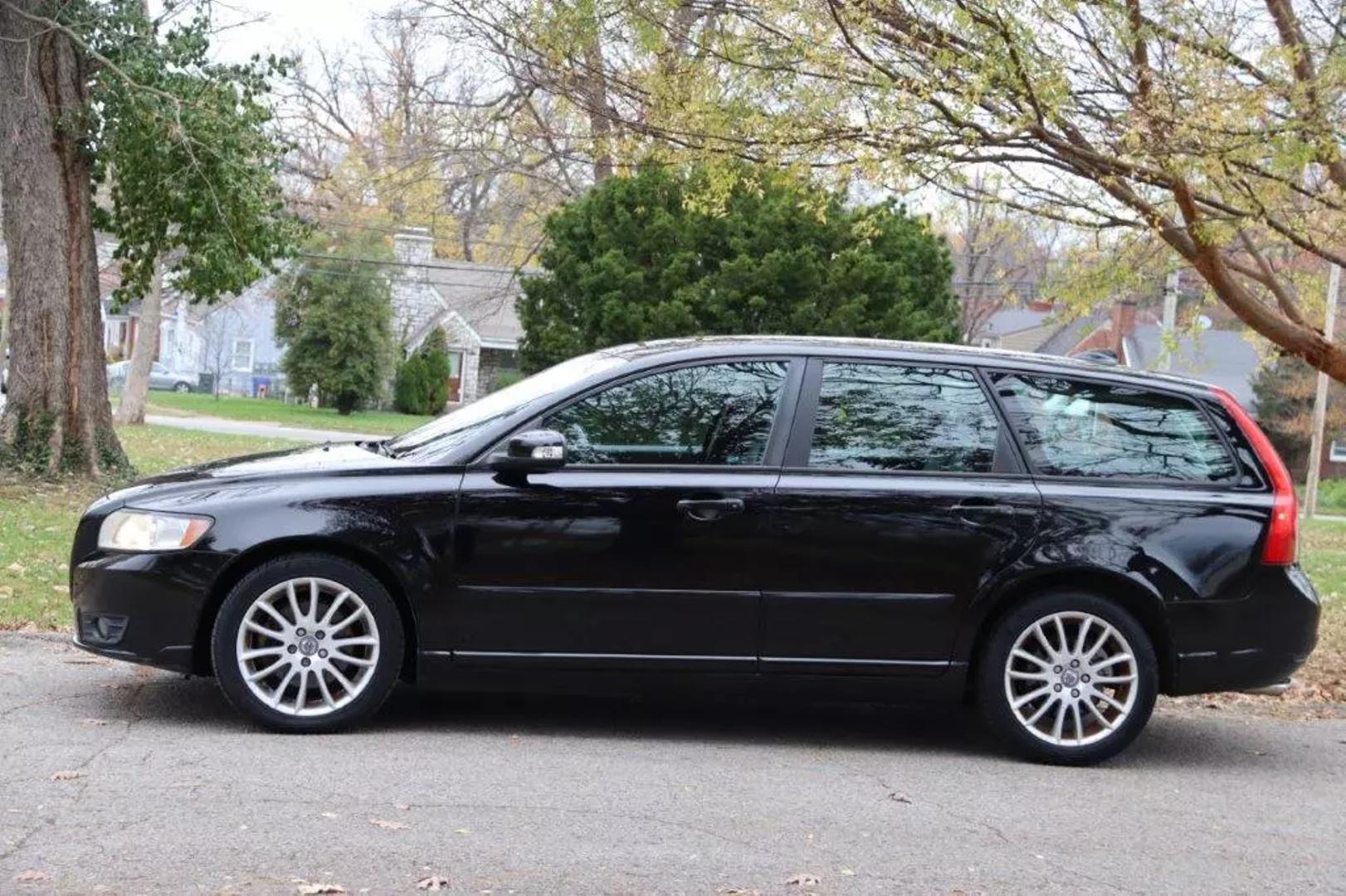 2011 Volvo V50 R-Design photo 4