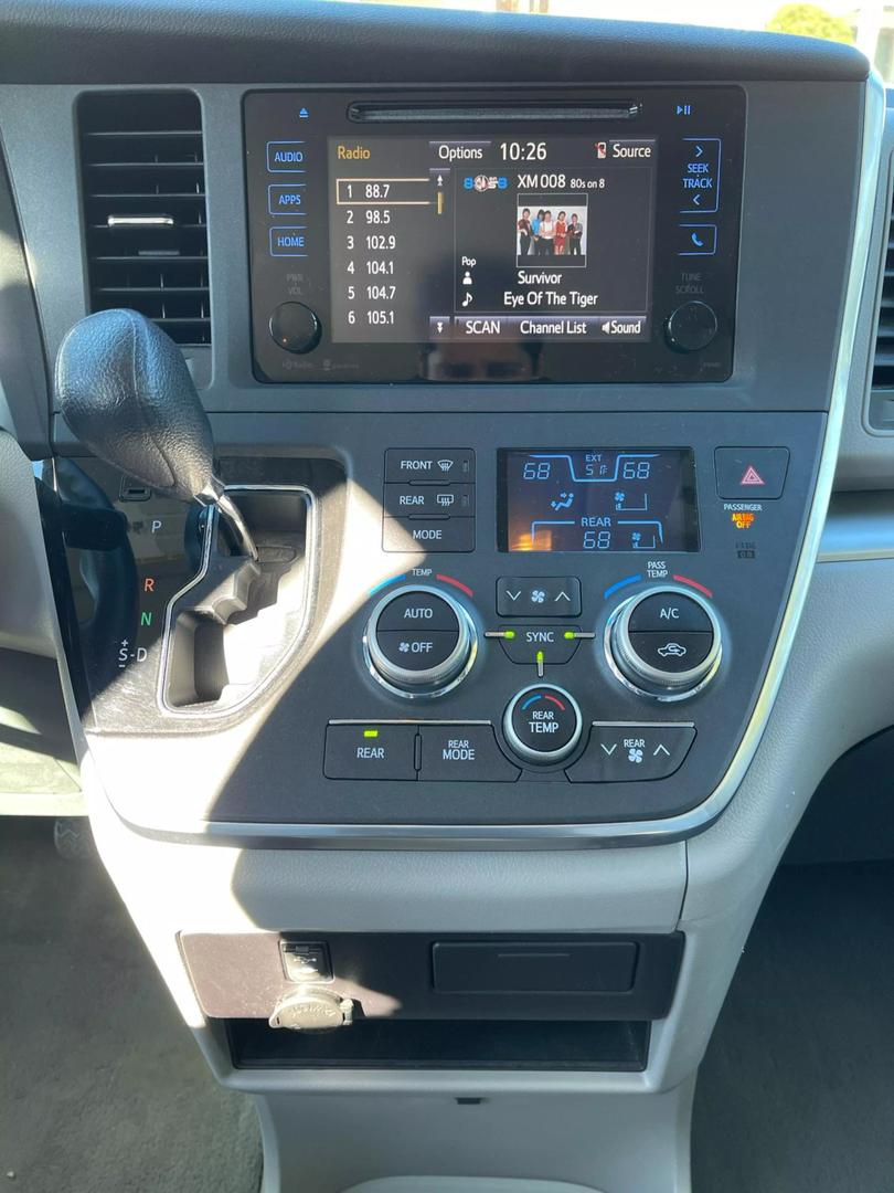 2015 Toyota Sienna LE photo 18