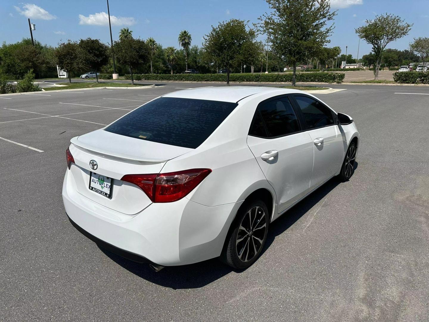 2018 Toyota Corolla SE photo 2