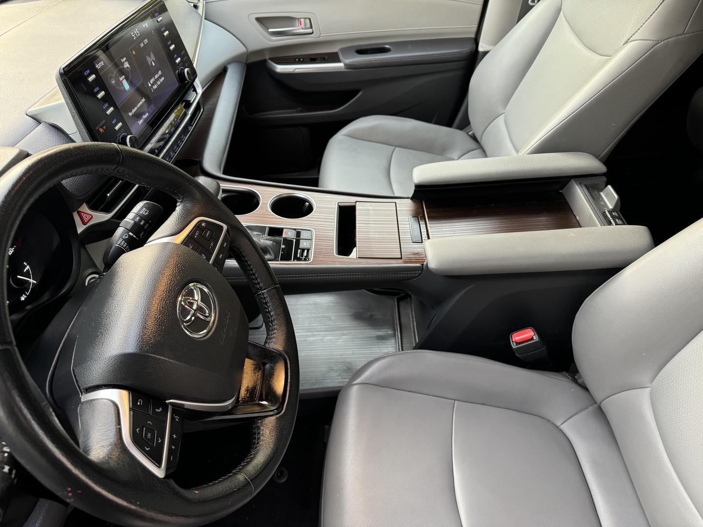 2021 Toyota Sienna XLE photo 17