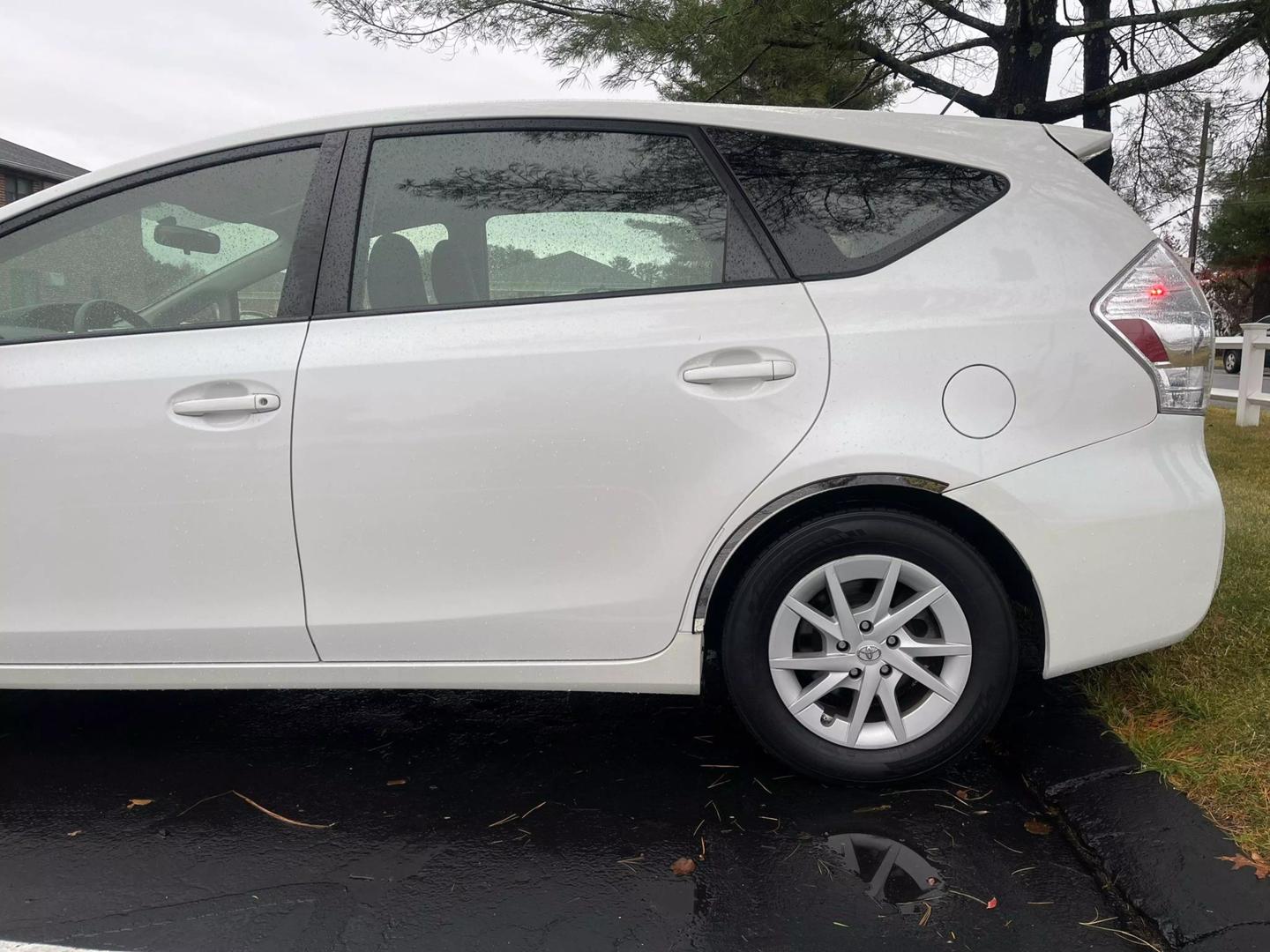 2012 Toyota Prius v Three photo 30