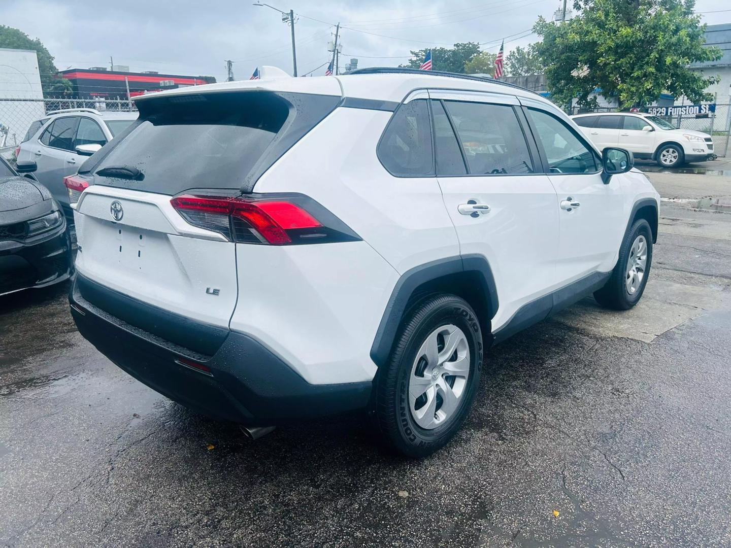 2020 Toyota RAV4 LE photo 5