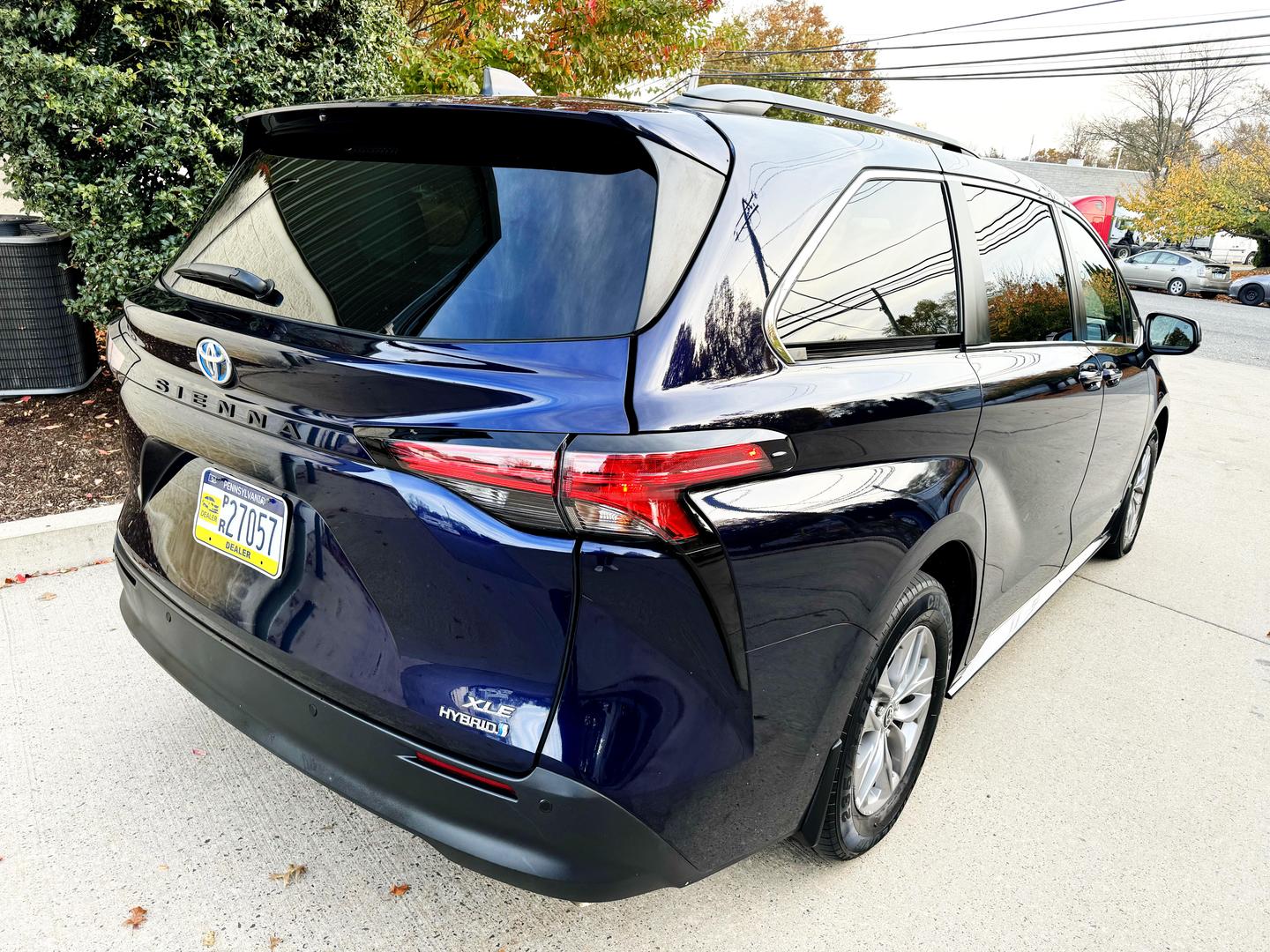 2021 Toyota Sienna XLE photo 3