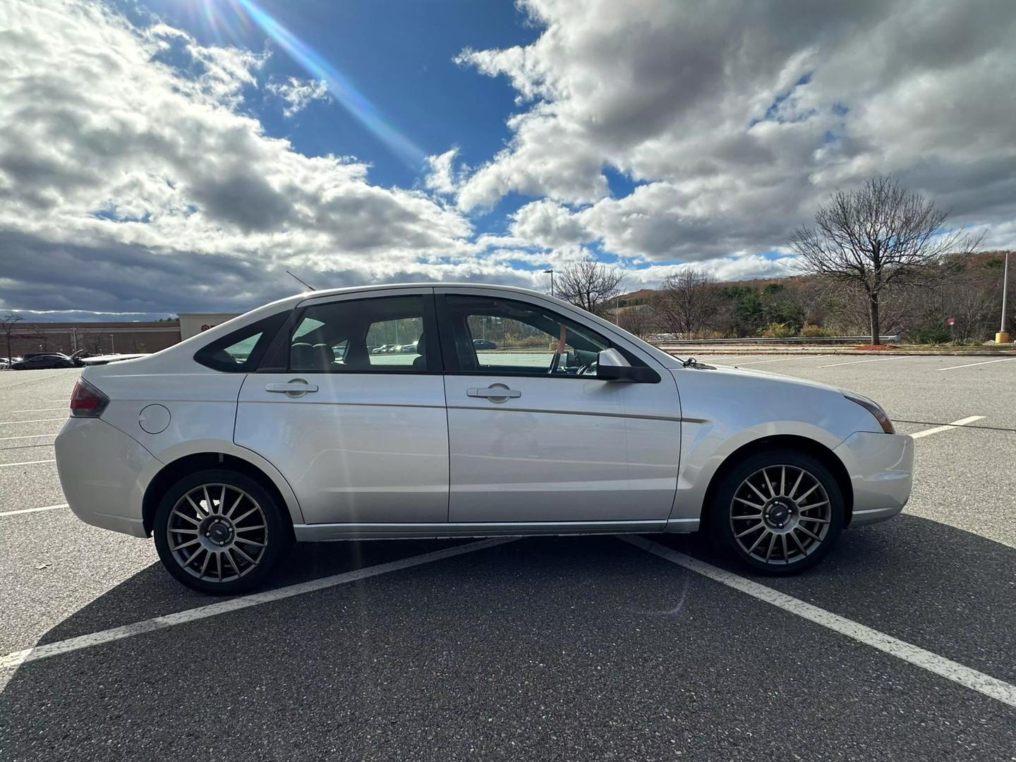 2010 Ford Focus SES photo 5