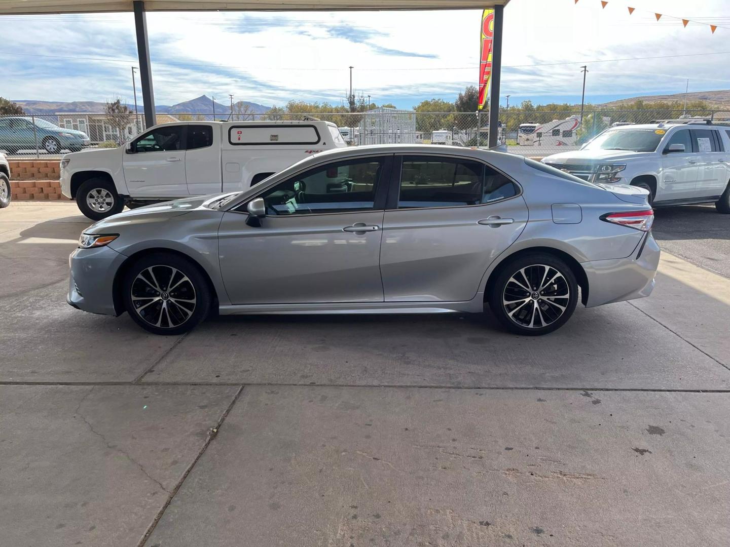 2020 Toyota Camry SE photo 2