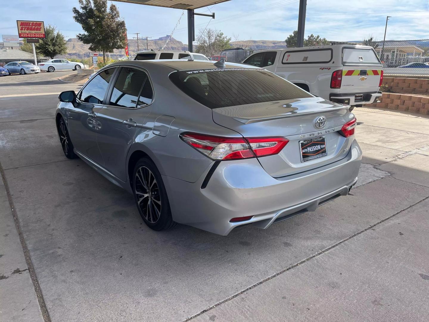 2020 Toyota Camry SE photo 3