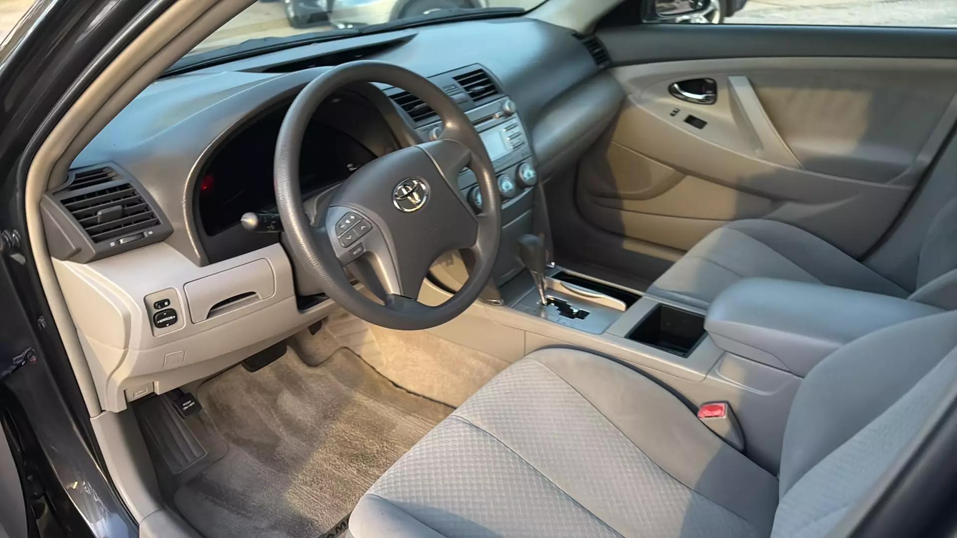 2009 Toyota Camry LE photo 36