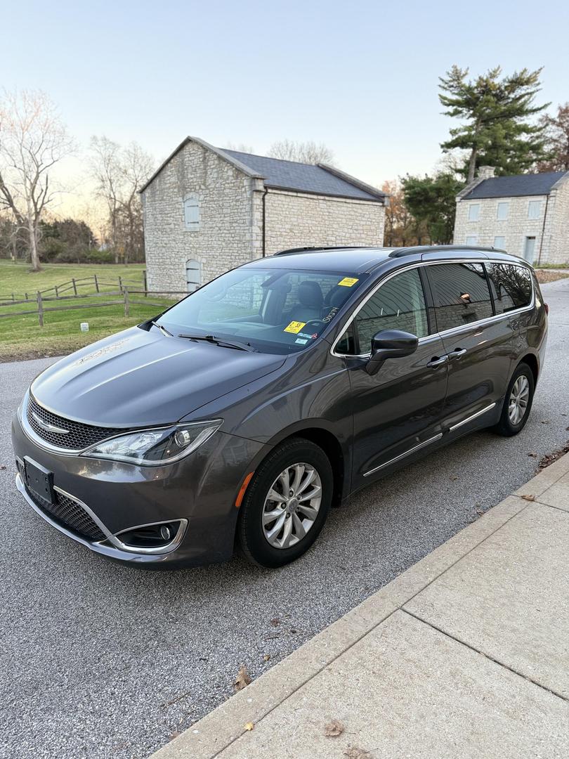 2017 Chrysler Pacifica Touring-L photo 3