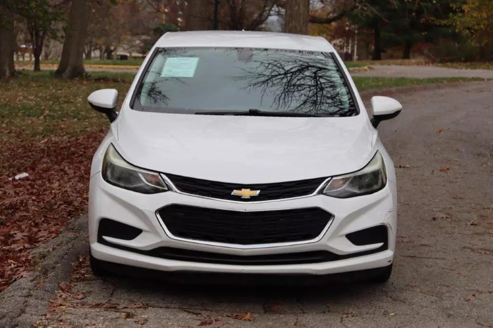 2017 Chevrolet Cruze LT photo 2