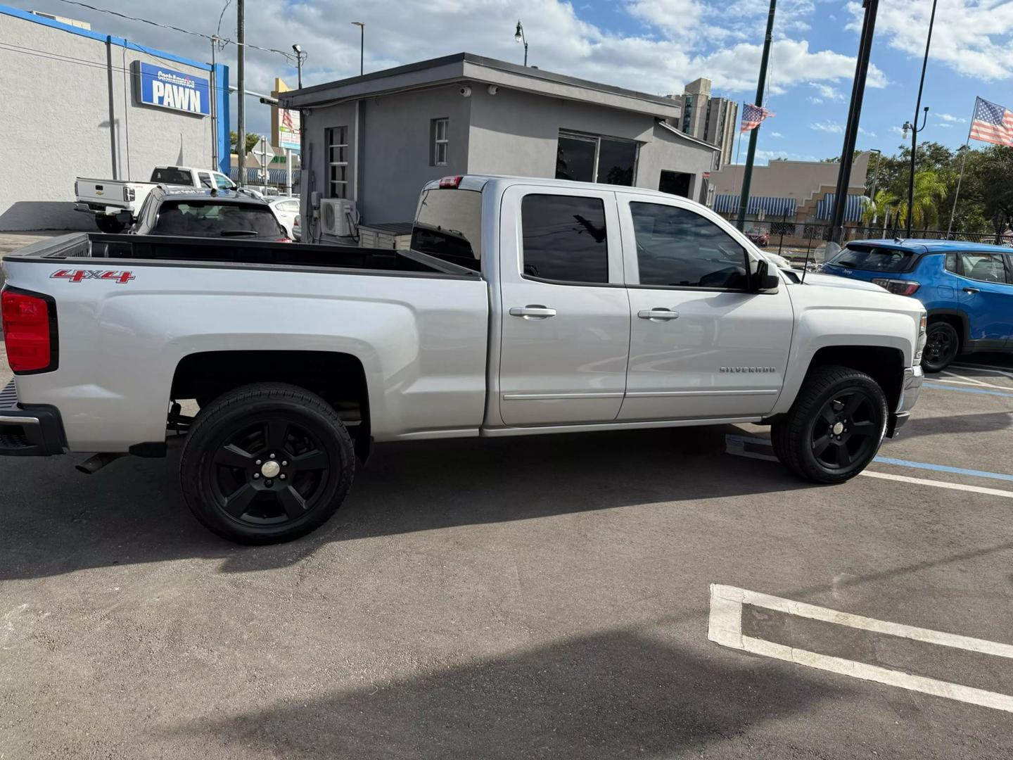 2018 Chevrolet Silverado 1500 LT photo 4