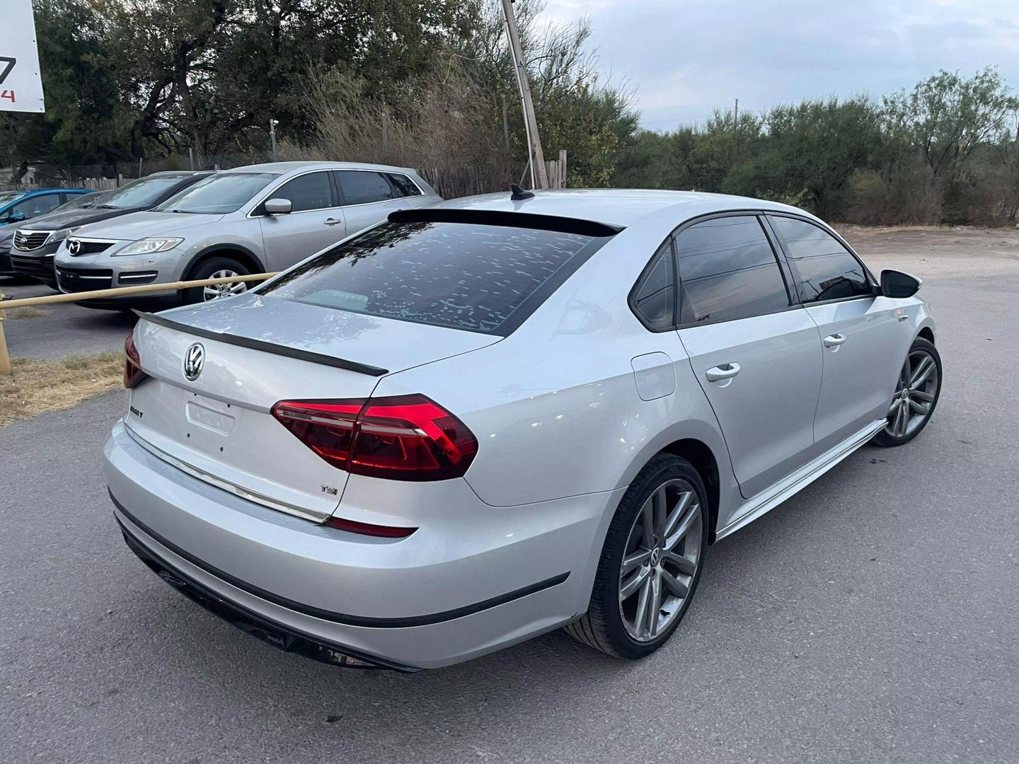 2018 Volkswagen Passat R-Line photo 4