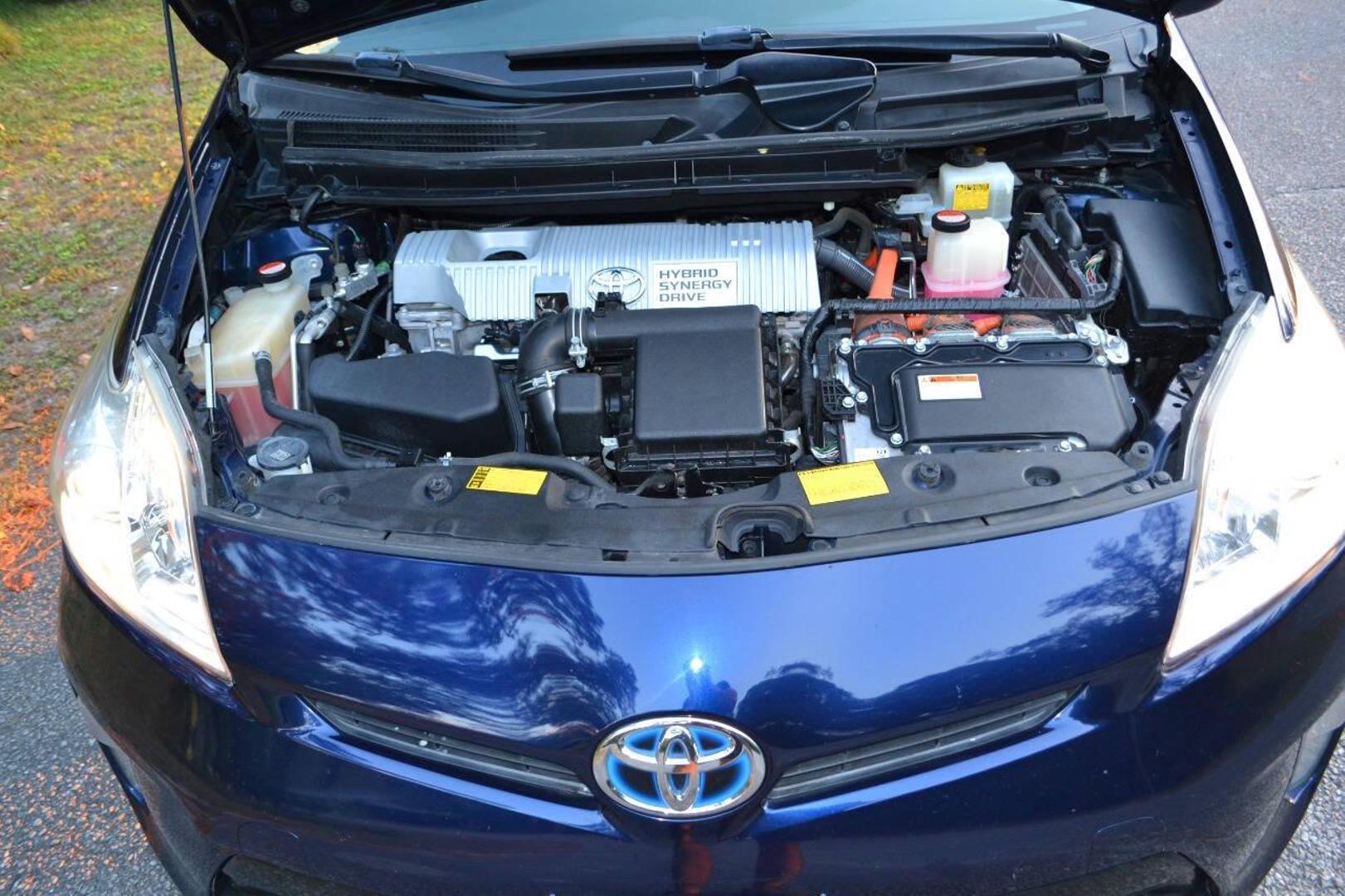 2014 Toyota Prius Four photo 31