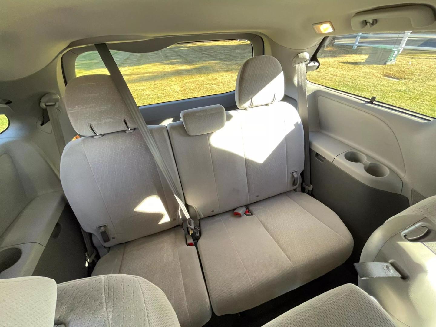 2015 Toyota Sienna LE photo 13