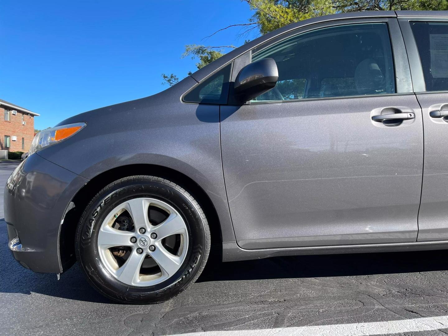 2015 Toyota Sienna LE photo 26