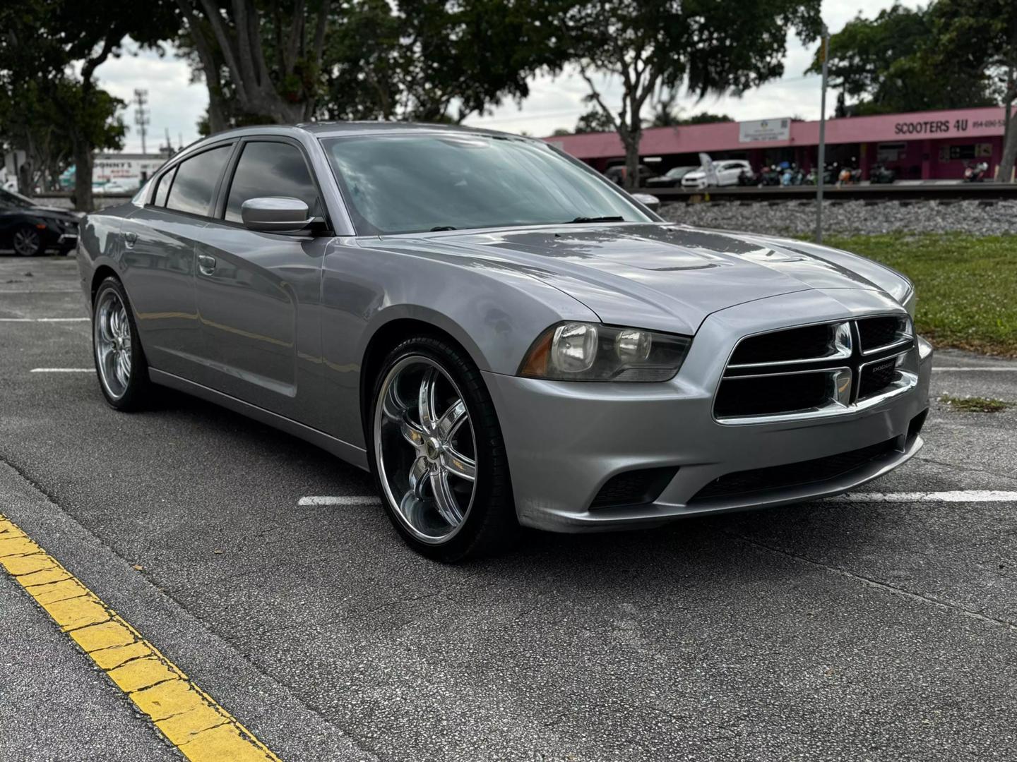 2013 Dodge Charger SE photo 4