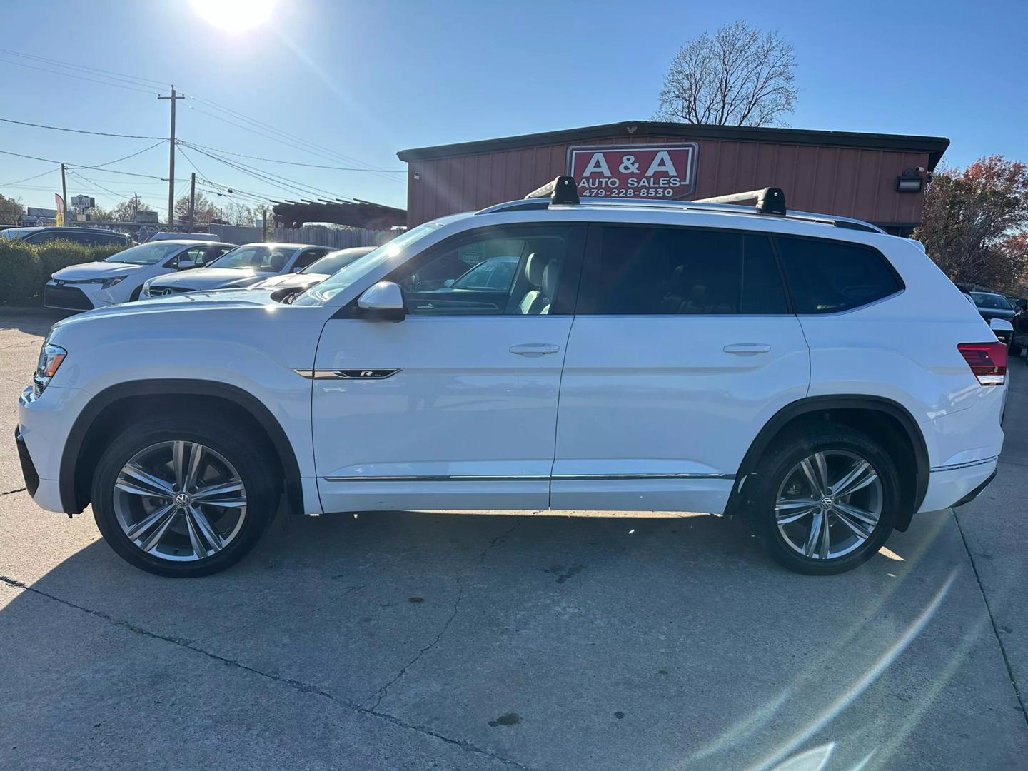 2018 Volkswagen Atlas SE w/Tech photo 2