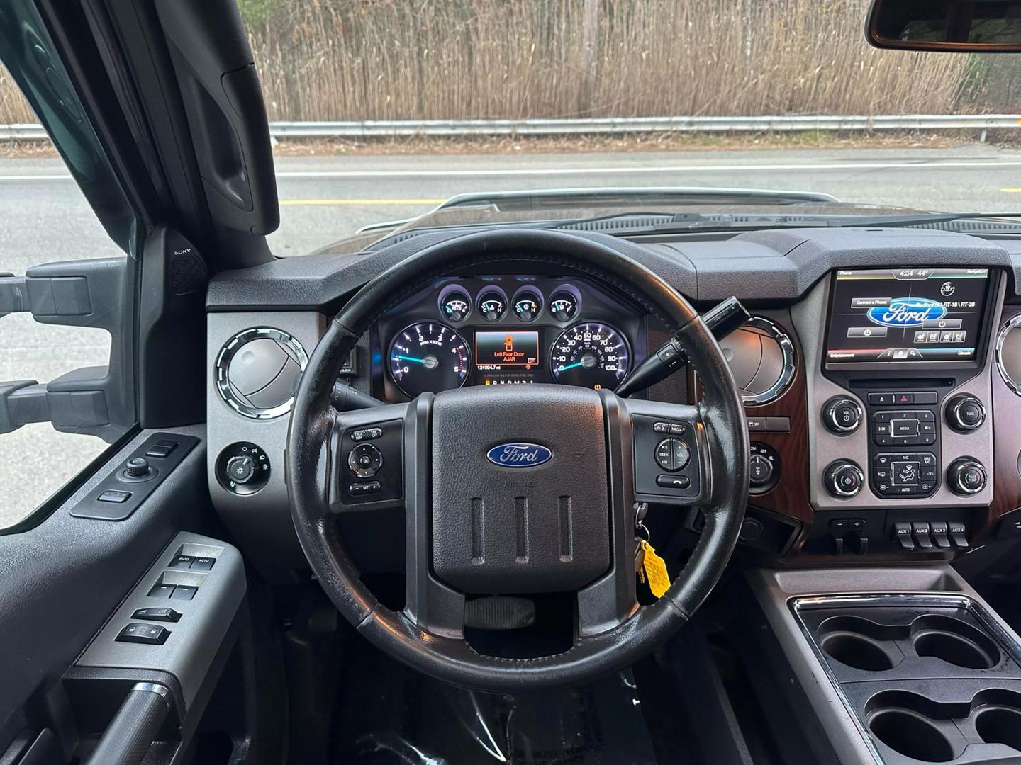 2014 Ford F-350 Super Duty Lariat photo 24