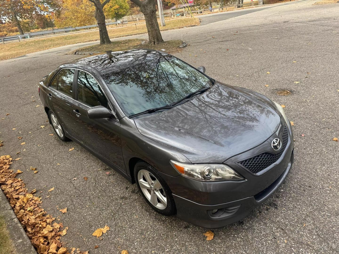 2010 Toyota Camry SE photo 5