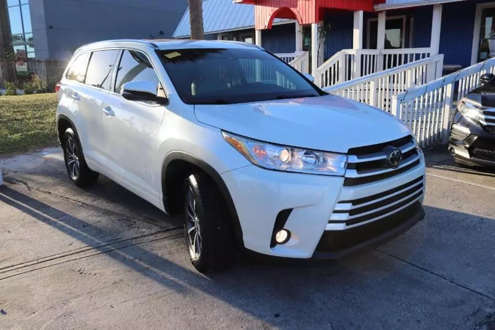 2017 Toyota Highlander XLE photo 2