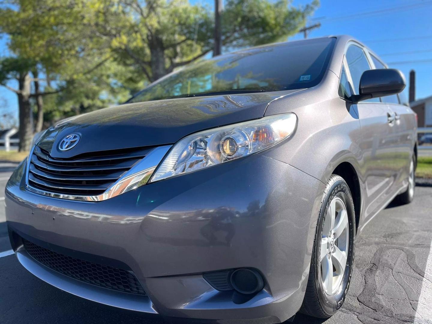 2015 Toyota Sienna LE photo 25