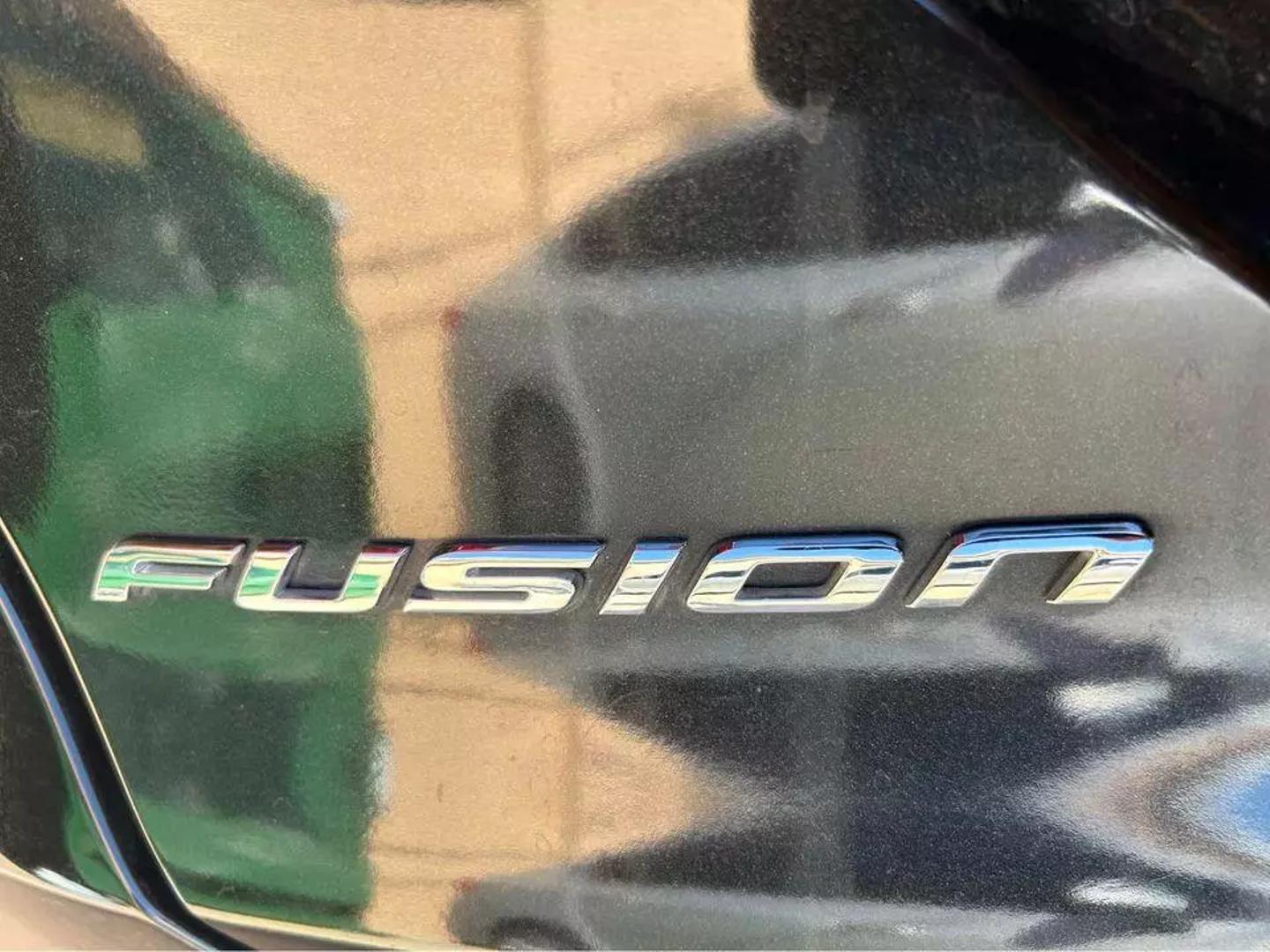 2015 Ford Fusion SE photo 16