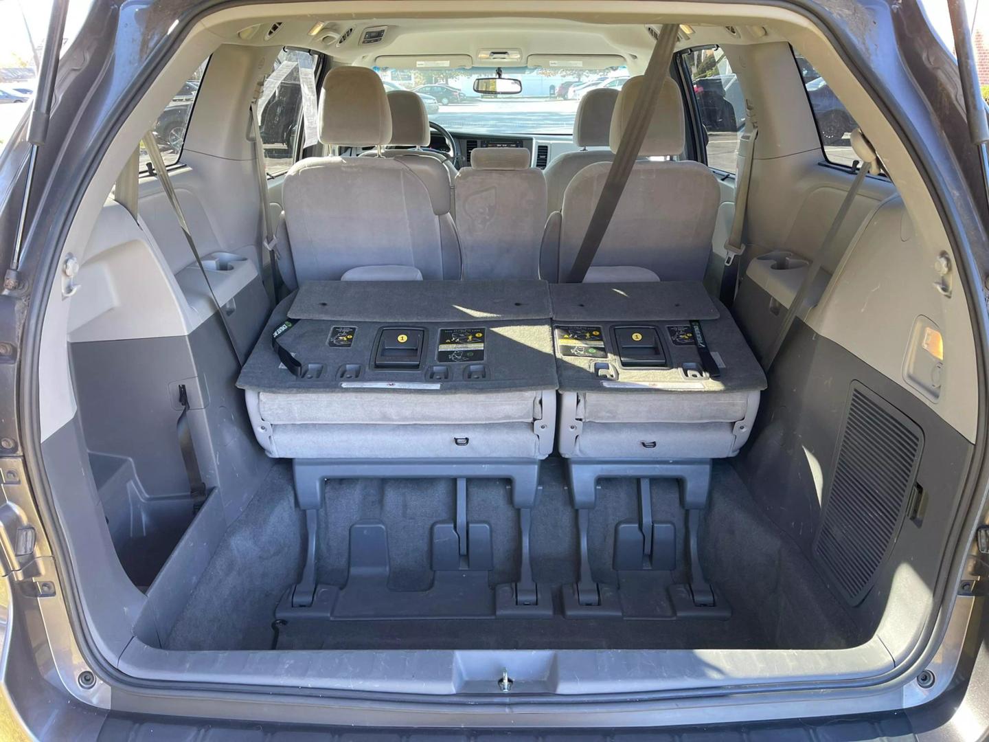 2015 Toyota Sienna LE photo 34