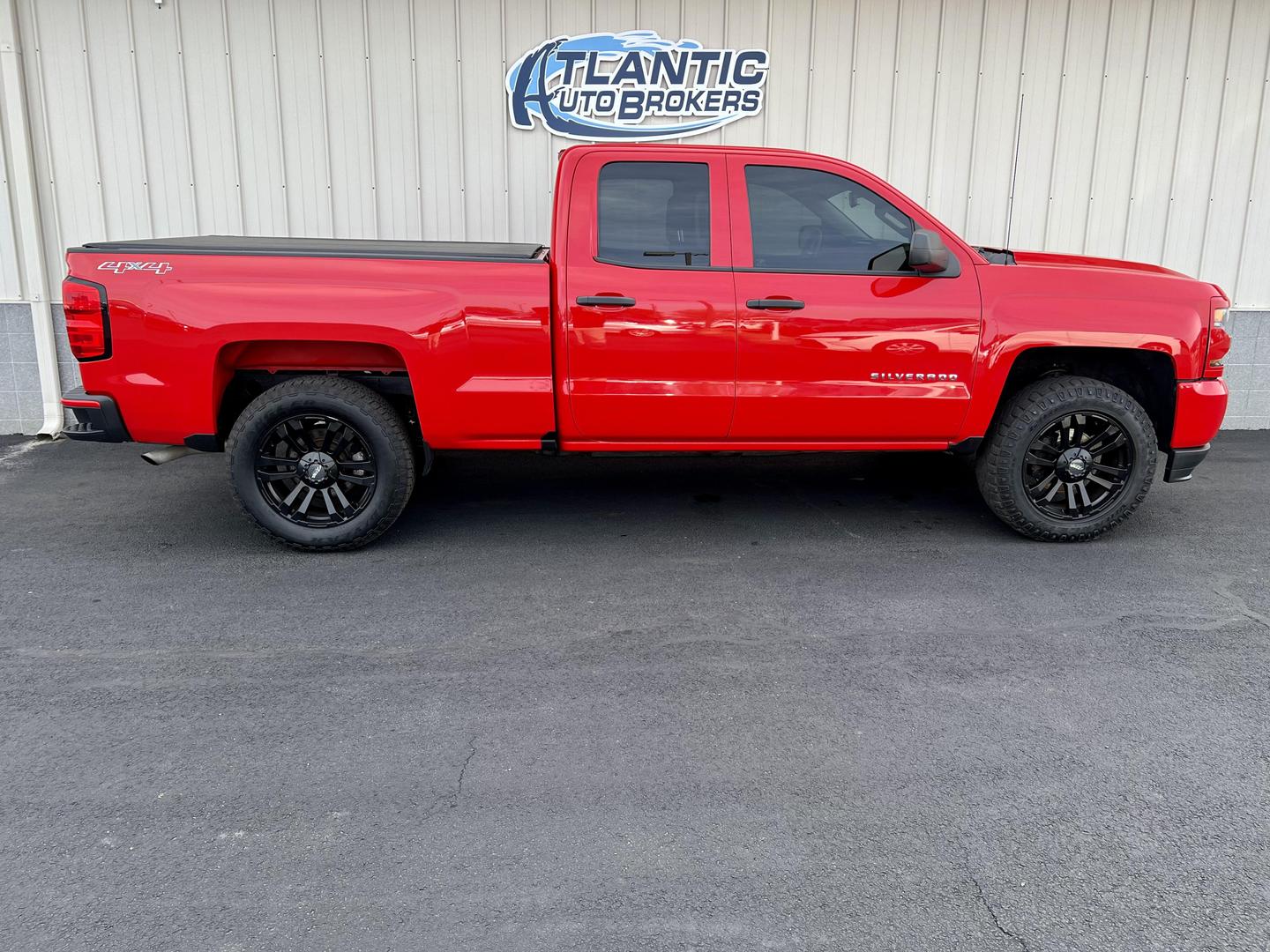 2017 Chevrolet Silverado 1500 Custom photo 3