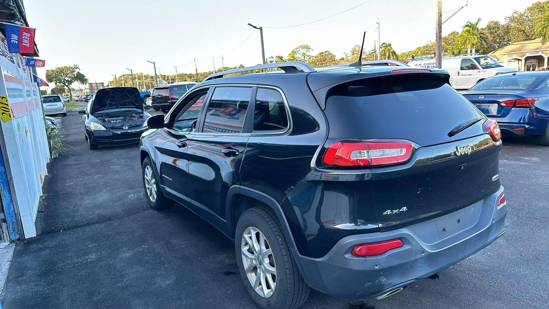 2016 Jeep Cherokee Latitude photo 11