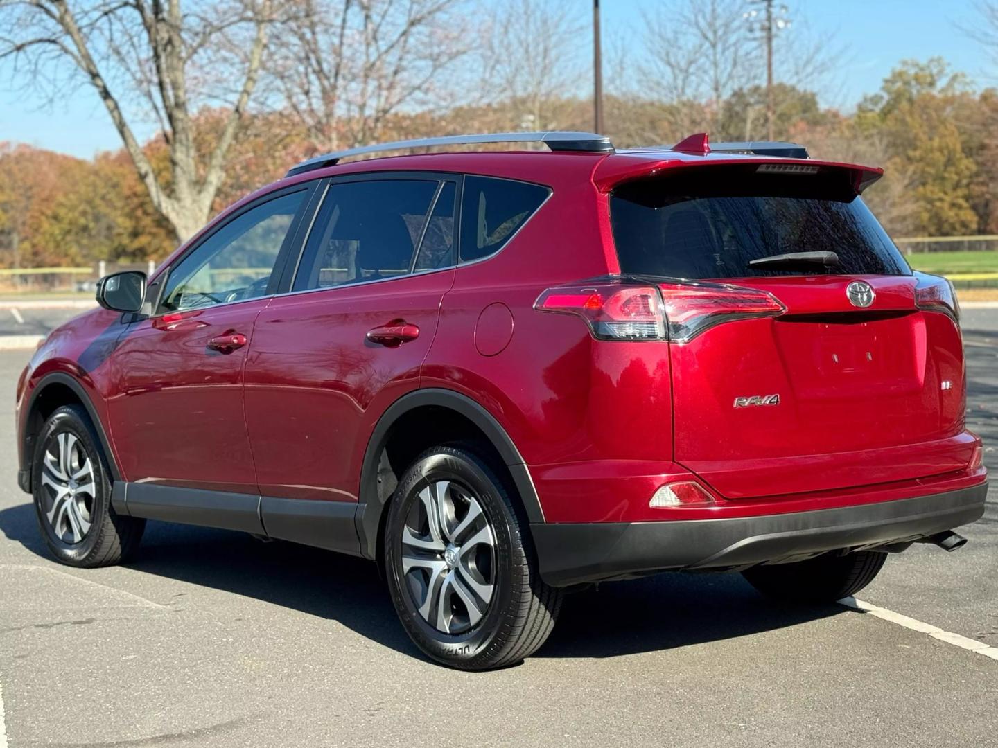 2018 Toyota RAV4 LE photo 5