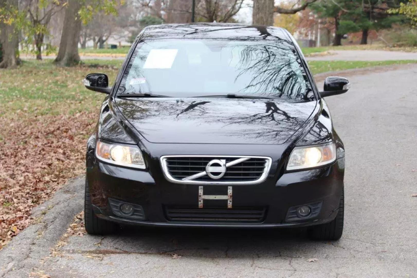 2011 Volvo V50 R-Design photo 2