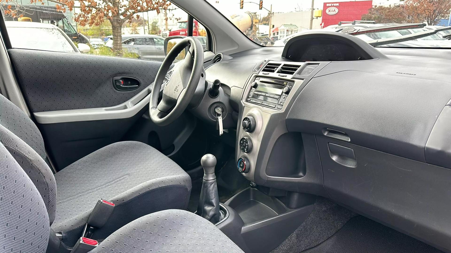 2010 Toyota Yaris Base photo 23