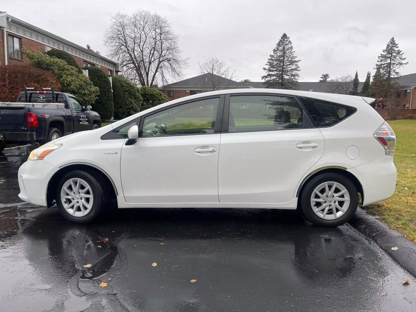 2012 Toyota Prius v Three photo 8