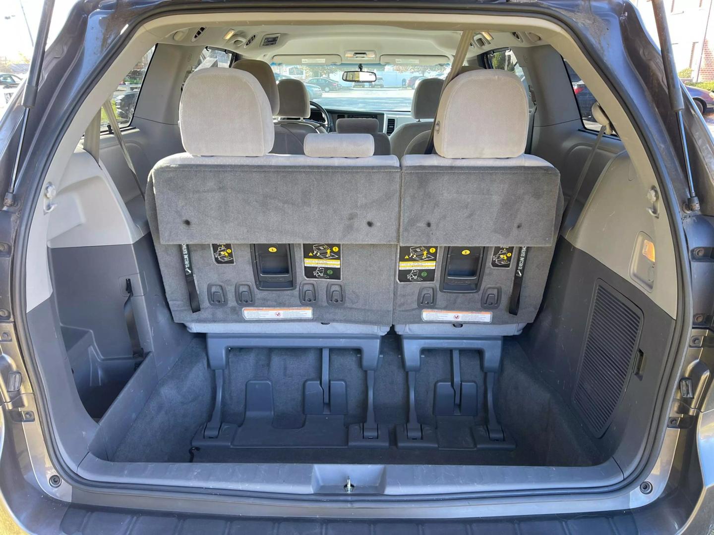 2015 Toyota Sienna LE photo 33