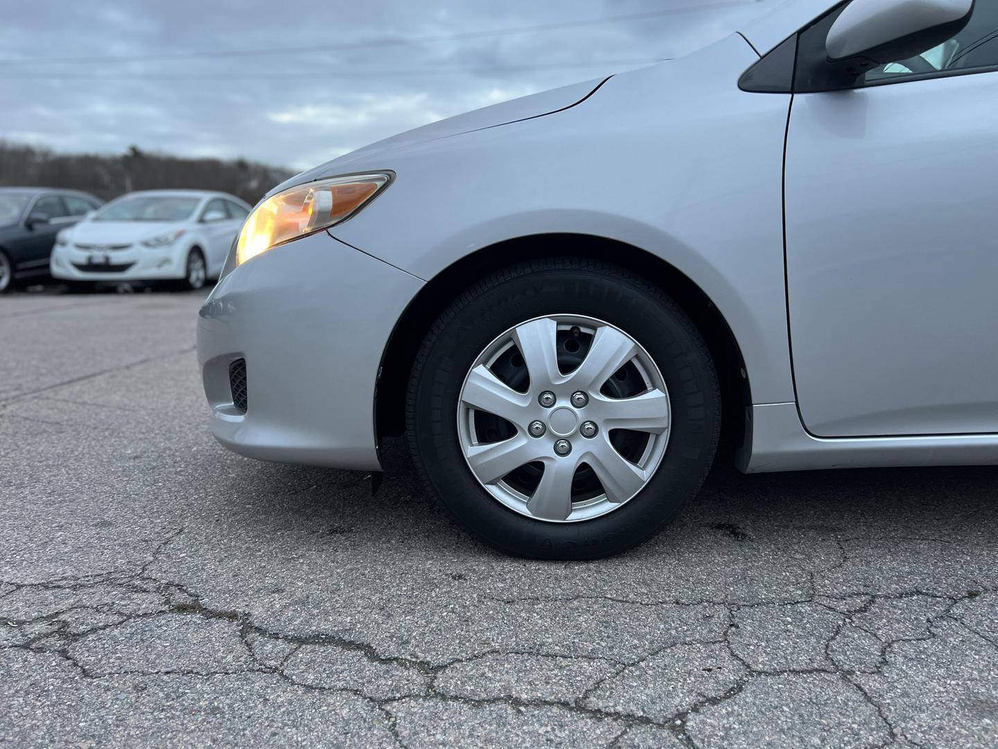 2010 Toyota Corolla LE photo 32