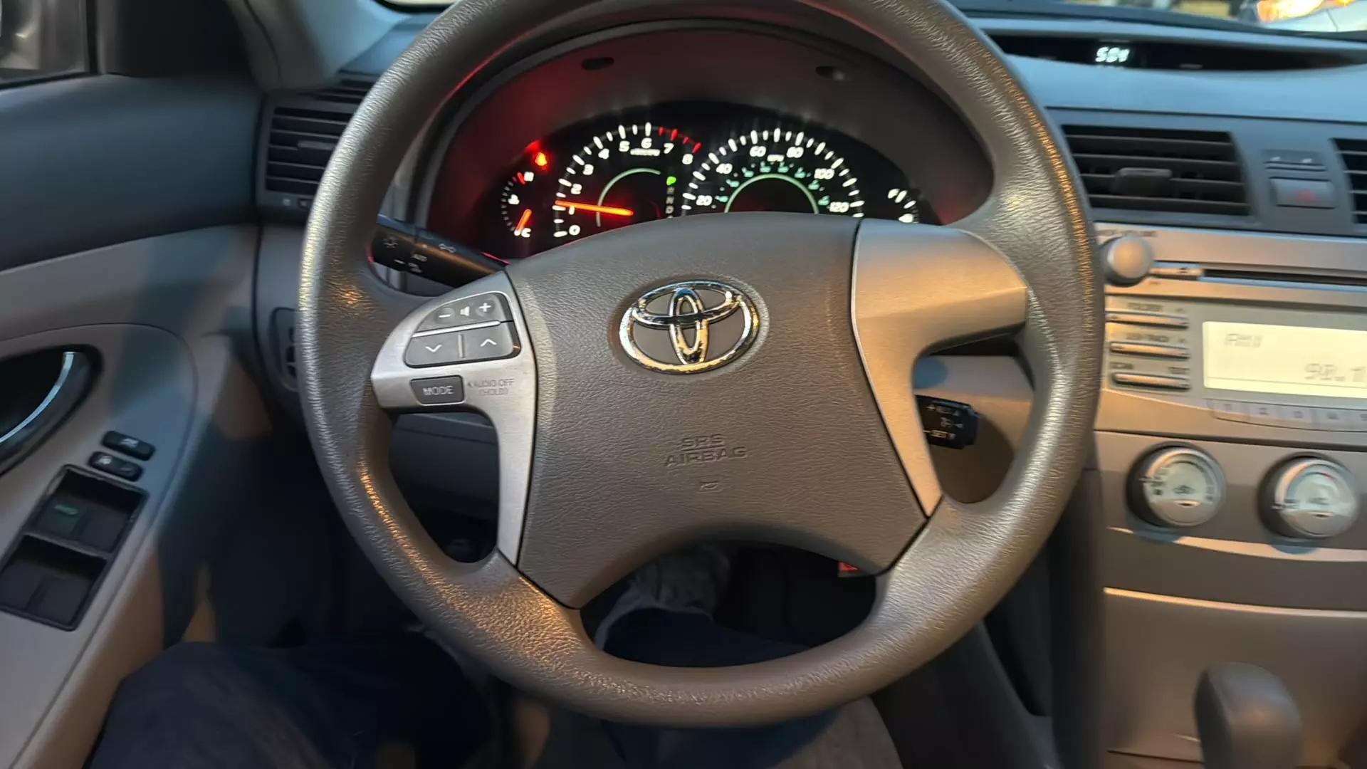 2009 Toyota Camry LE photo 41