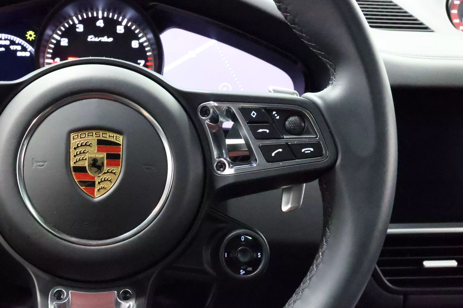 2020 Porsche Cayenne - Image 28