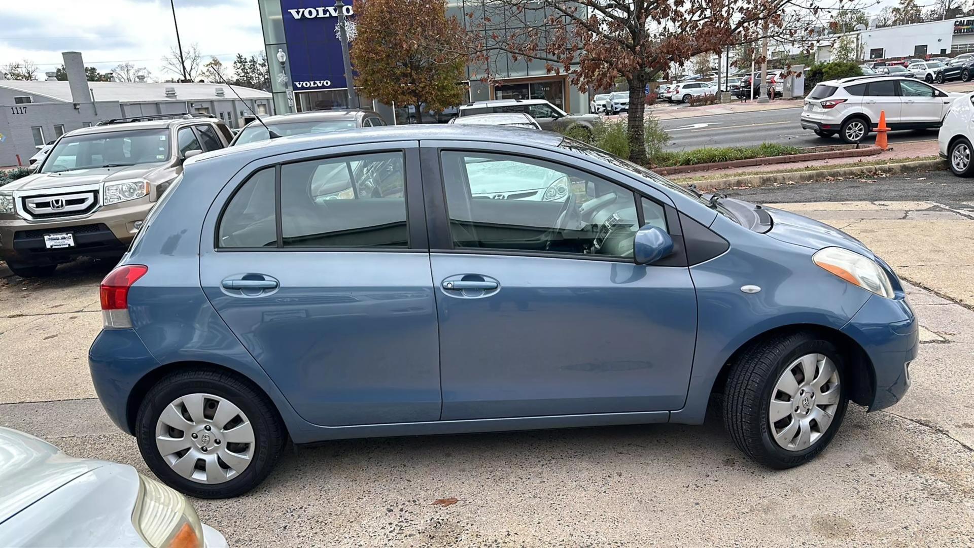 2010 Toyota Yaris Base photo 12