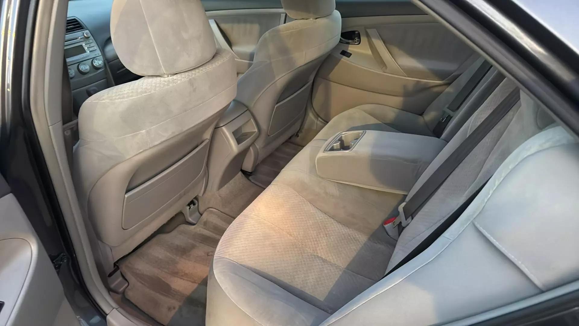 2009 Toyota Camry LE photo 31